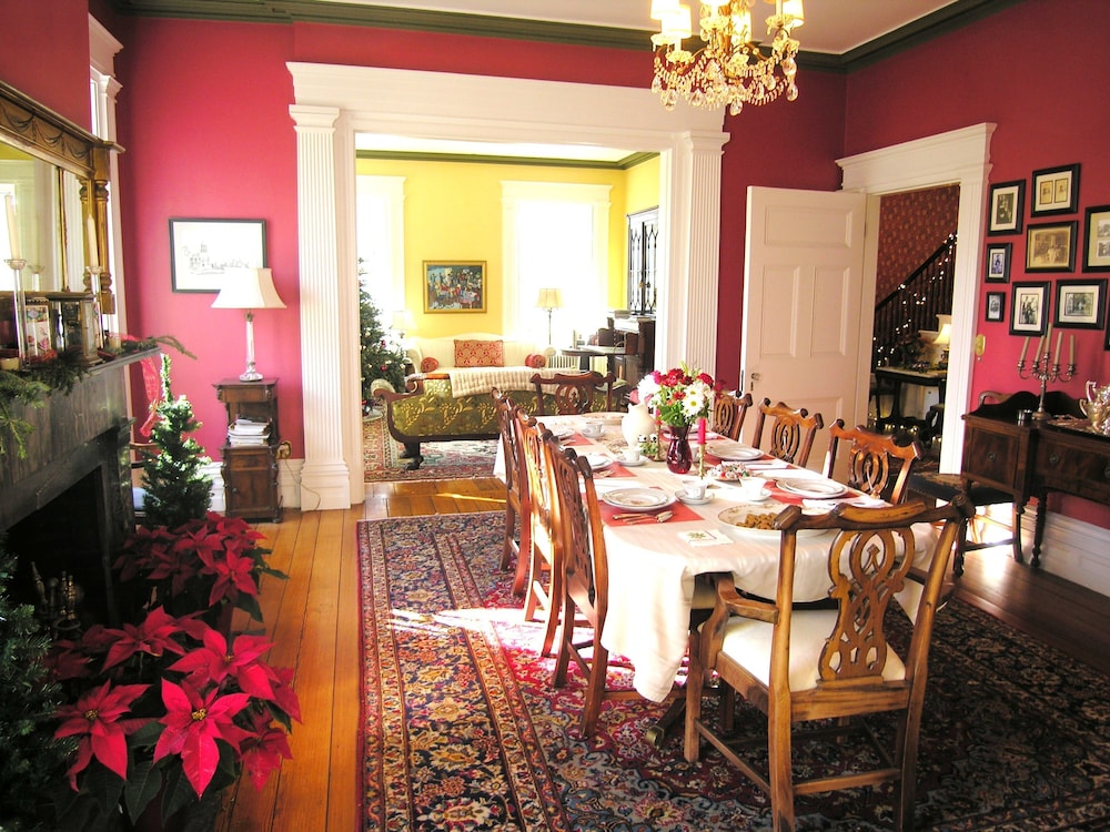 Delano Homestead Bed & Breakfast 44/64