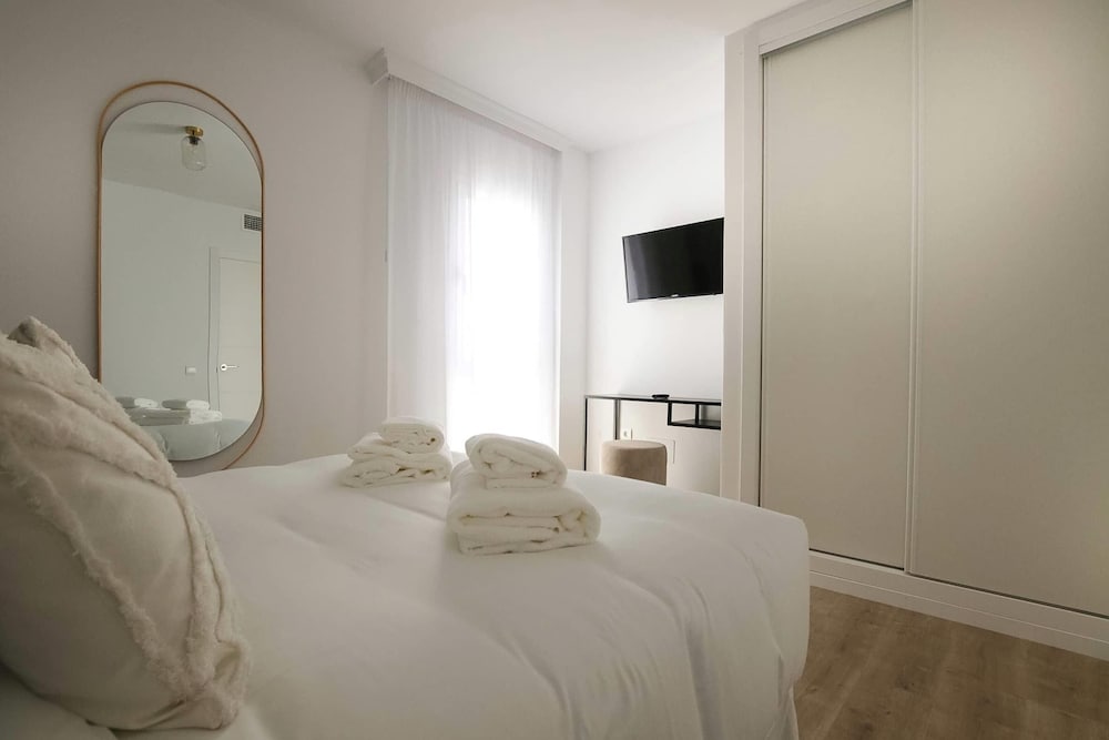 2 Bedrooms, Master, Classic, Suite, 2 Double and Twin Beds, Sea View
