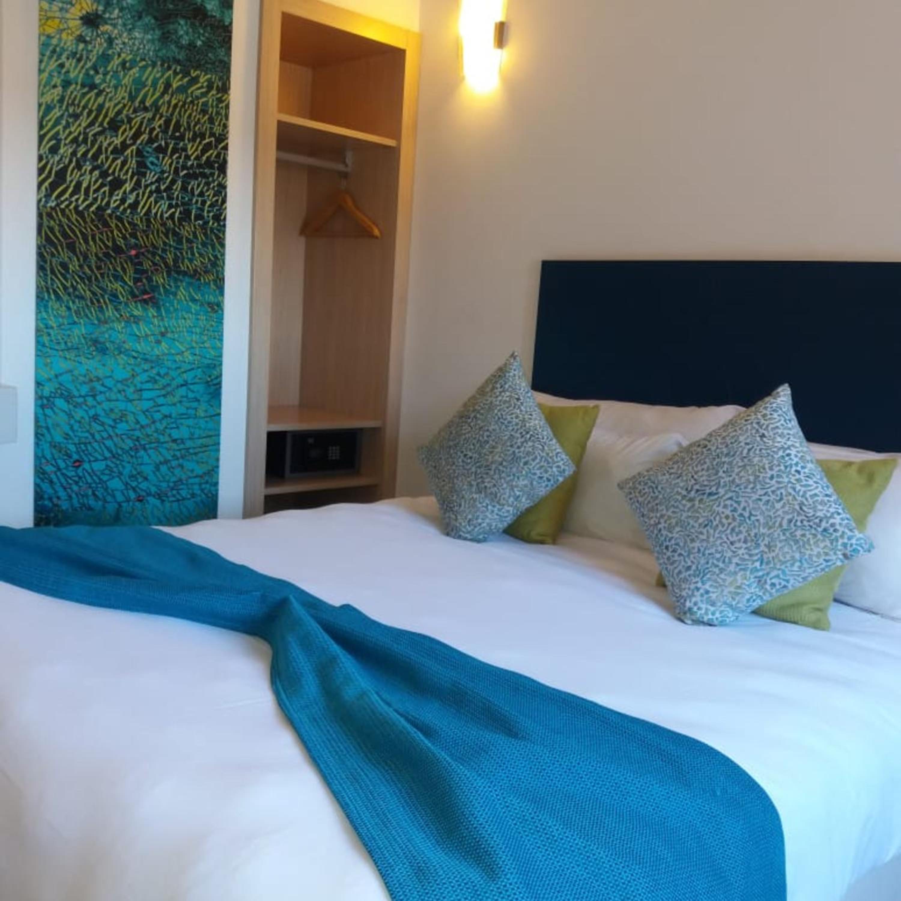 جناح جونيور بسرير مزدوج مع أريكة