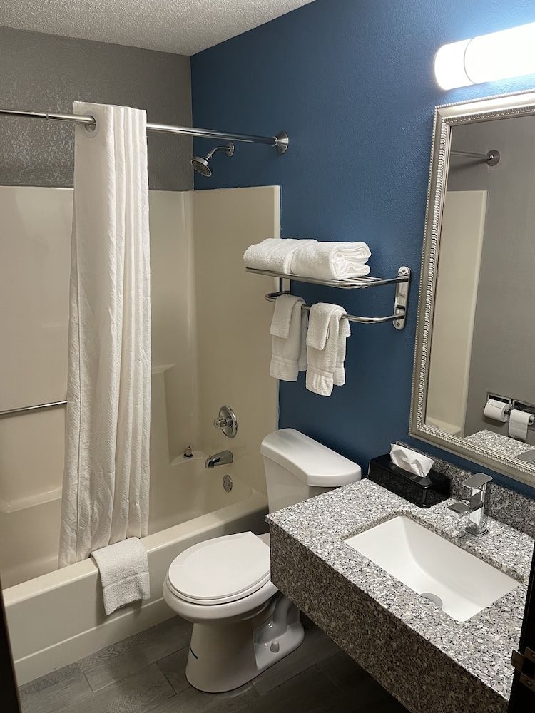 Economy Inn Suites Cedar Rapids 45/50