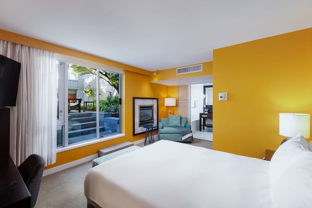 SECRET GARDEN, QUEEN BED