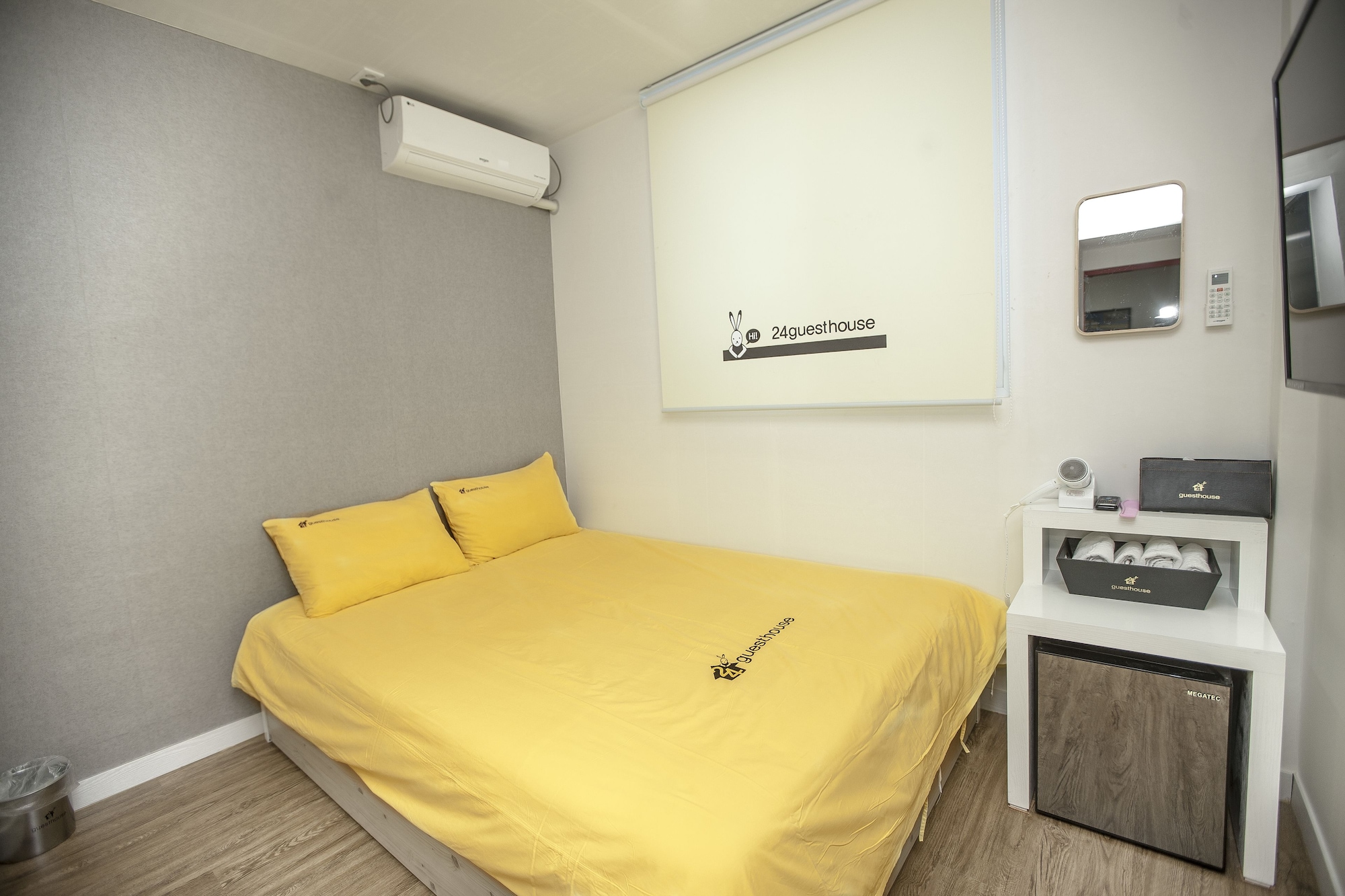 ROOM, DOUBLE BED