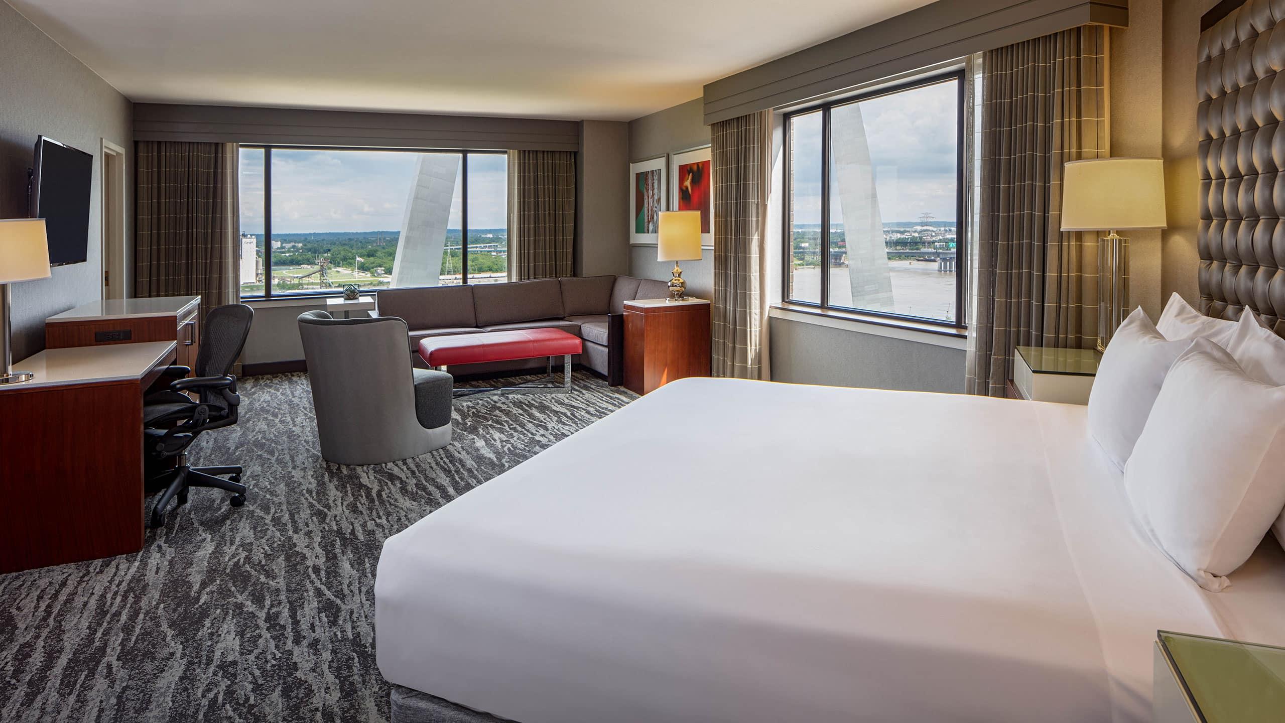Deluxe, King Bed, Arch View