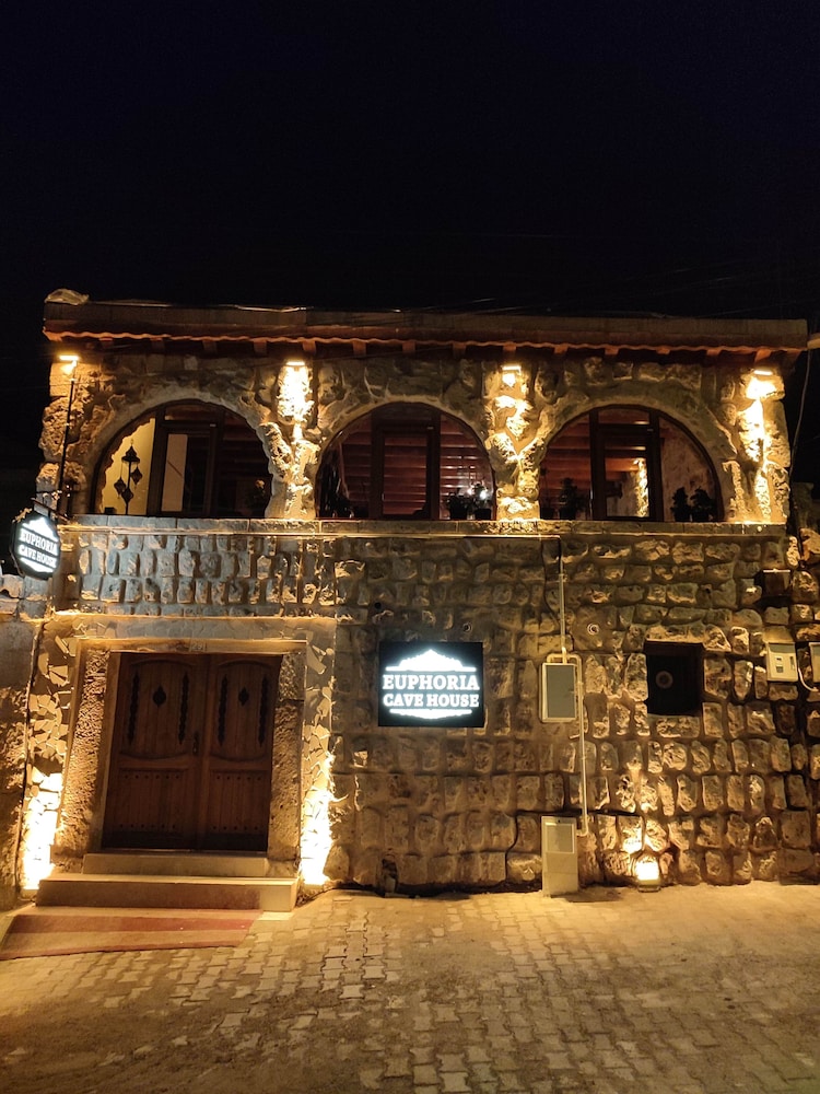 Euphoria Cave House 1/50