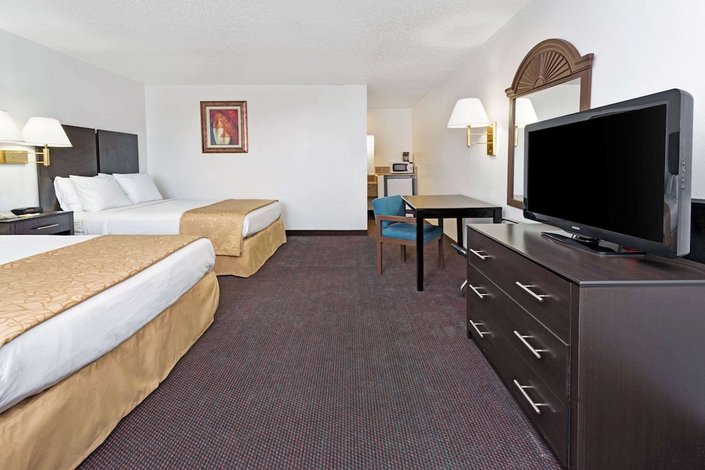 Days Inn & Suites by Wyndham Santa Rosa 15/30