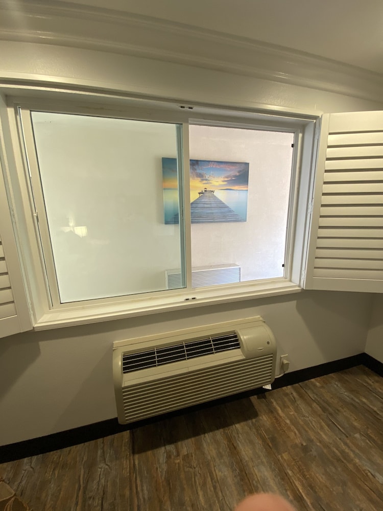 Ocean Surf Inn & Suites 37/73