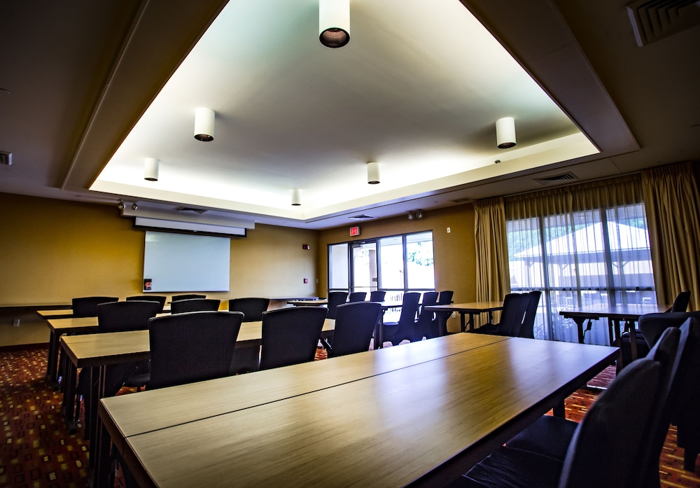 Courtyard by Marriott Memphis East/Bill Morris Parkway 44/46