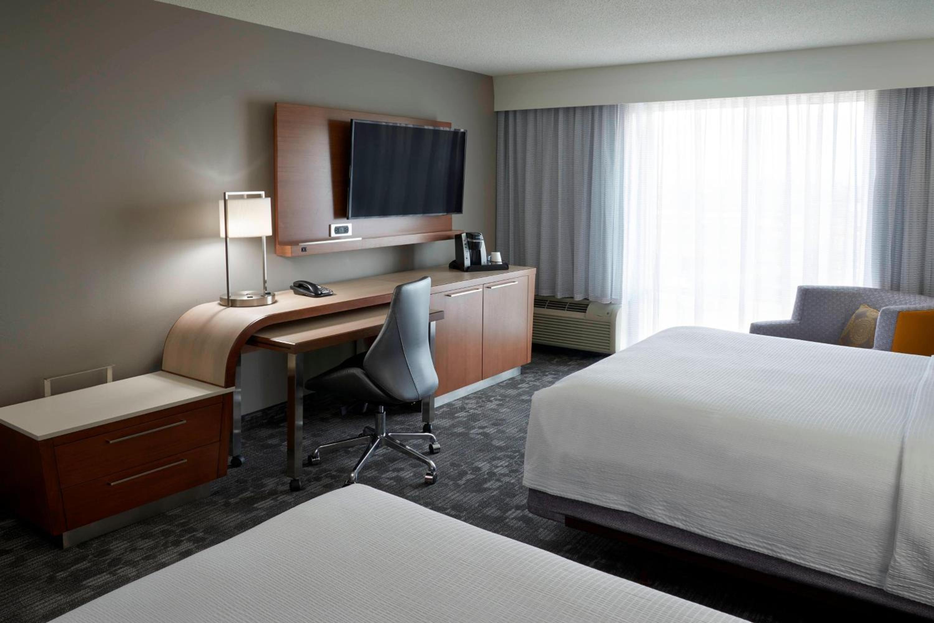 Room, 2 Queen Beds, Airport View, Bathtub, Accessible