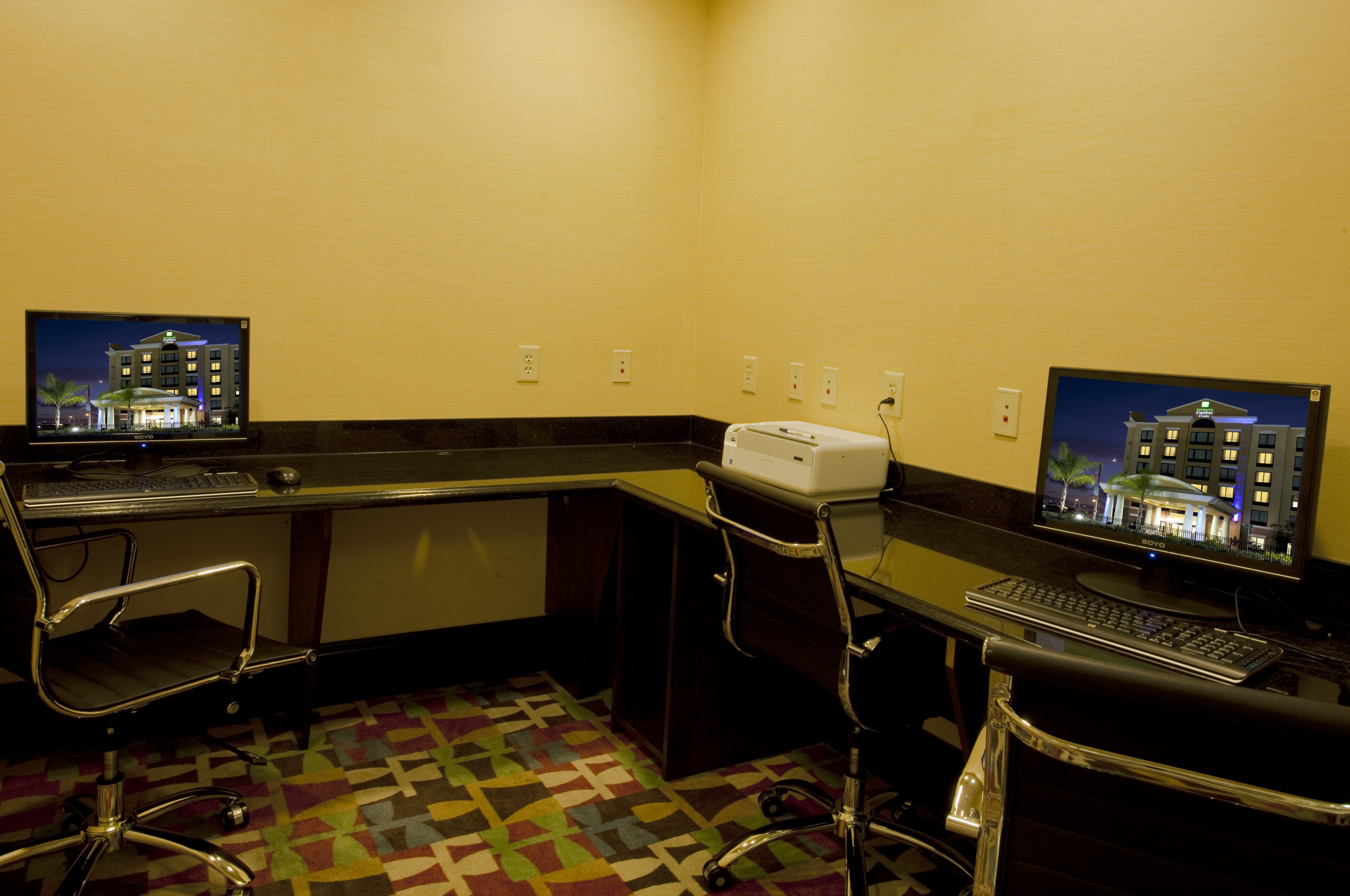Holiday Inn Express and Suites Orlando - International Drive 68/79