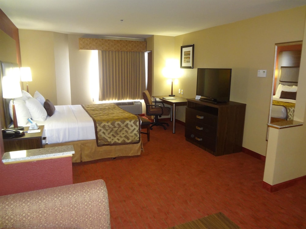 Best Western Plus Woodland Hills Hotel Suites 18/30