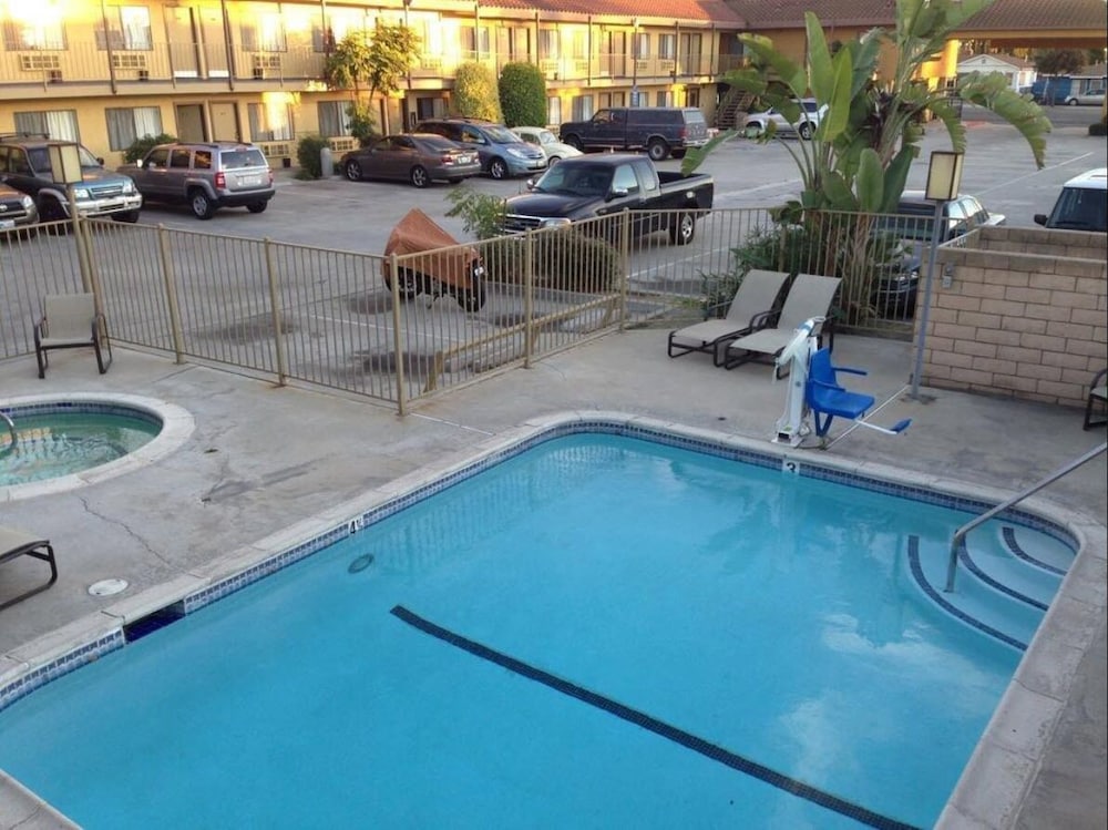 Fullerton Inn 1/53