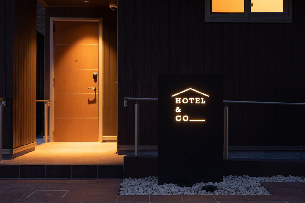 Hotel & Co 1/19