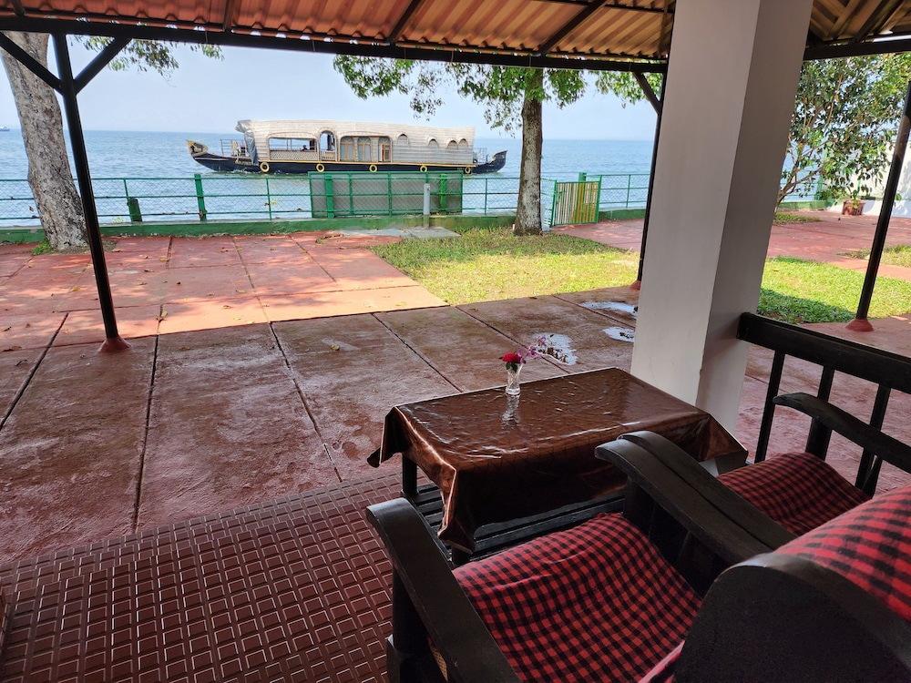 Illikkalam Lakeside Cottages 28/66
