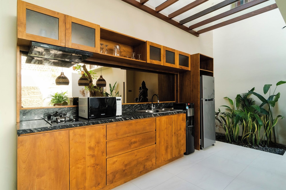 LAROSE VILLA 4/47
