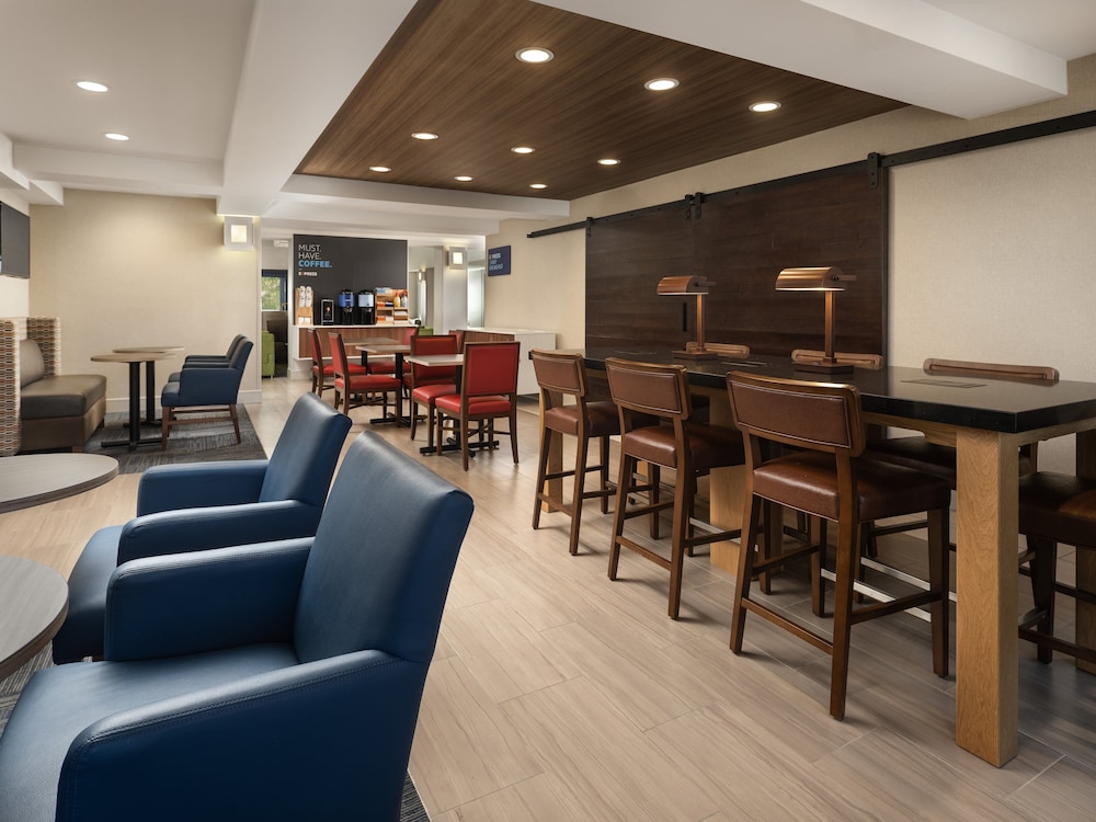 Holiday Inn Express Hotel And Suites Belmont 28/43