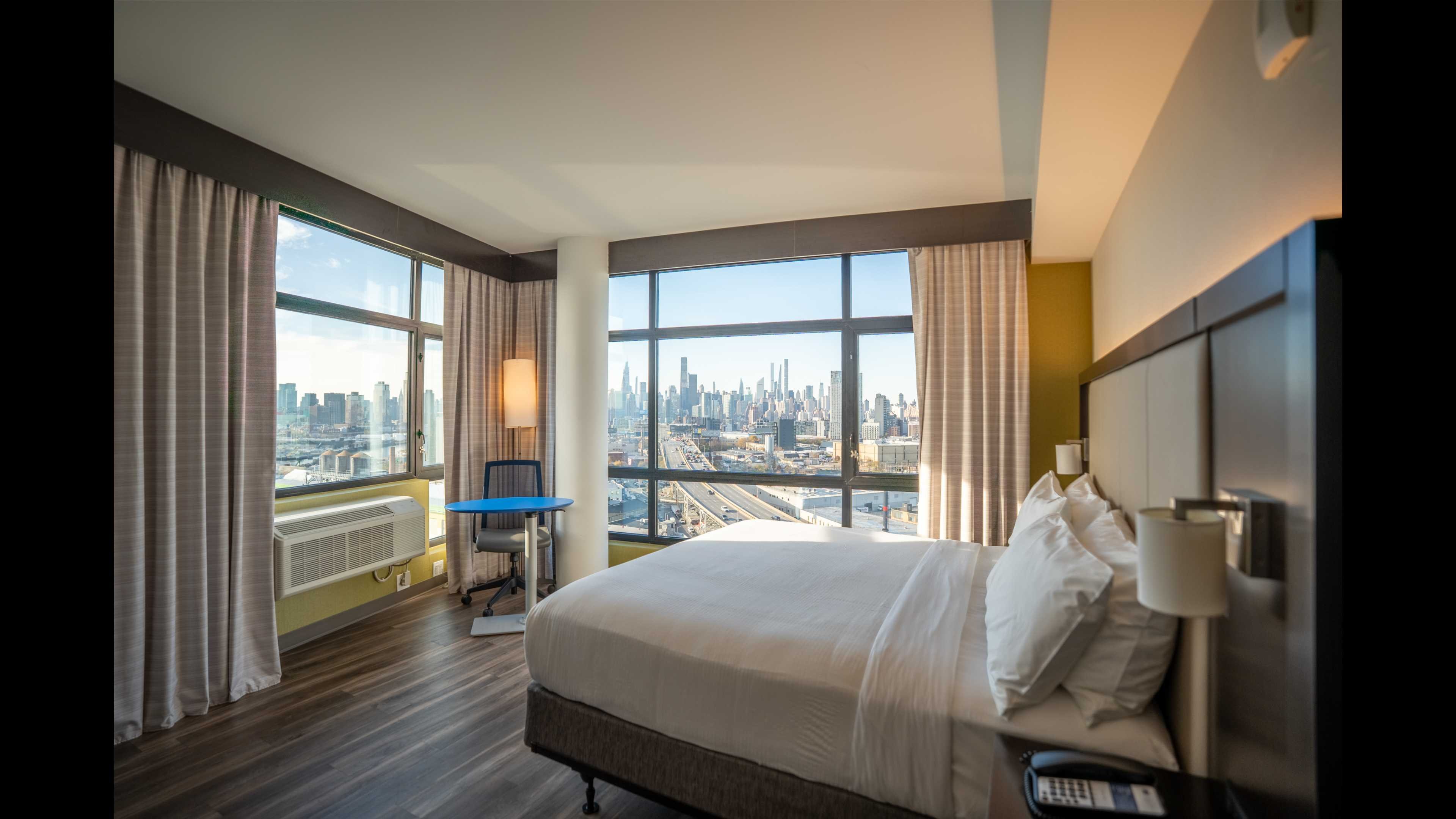 Standard, King Bed, City Skyline View، Holiday Inn Express Long Island City E New York, an IHG Hotel 3/6