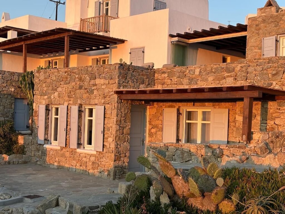 WHITE ROCK SUITES & VILLAS 44/50