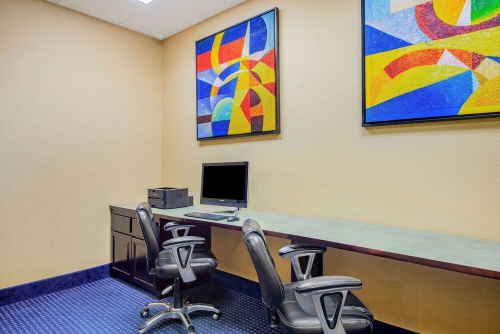 La Quinta Inn And Suites by Wyndham Mt. Laurel - Philadelphia 53/62
