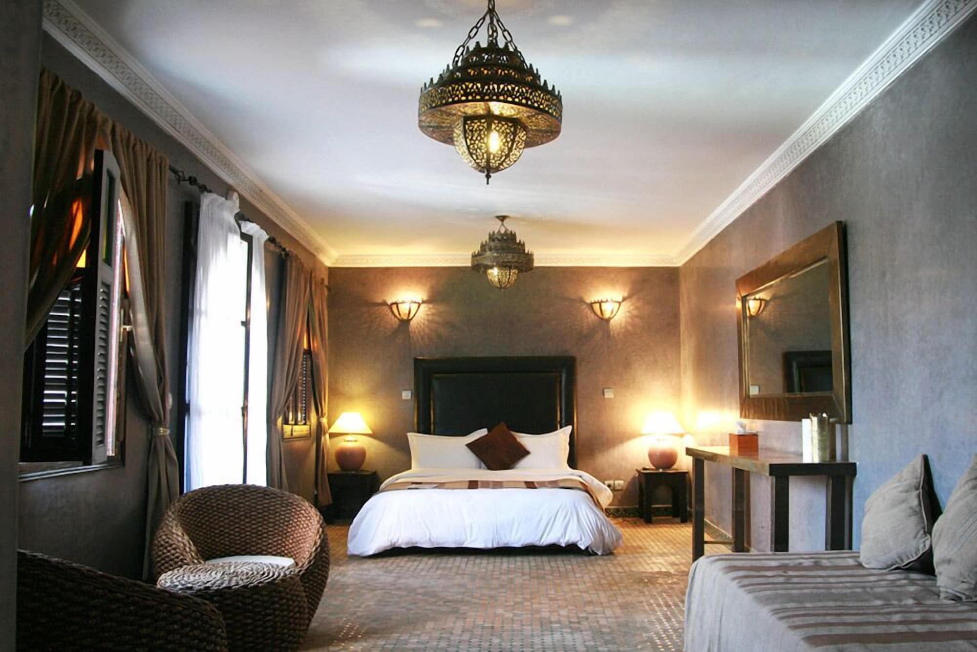 EXECUTIVE, SUITE