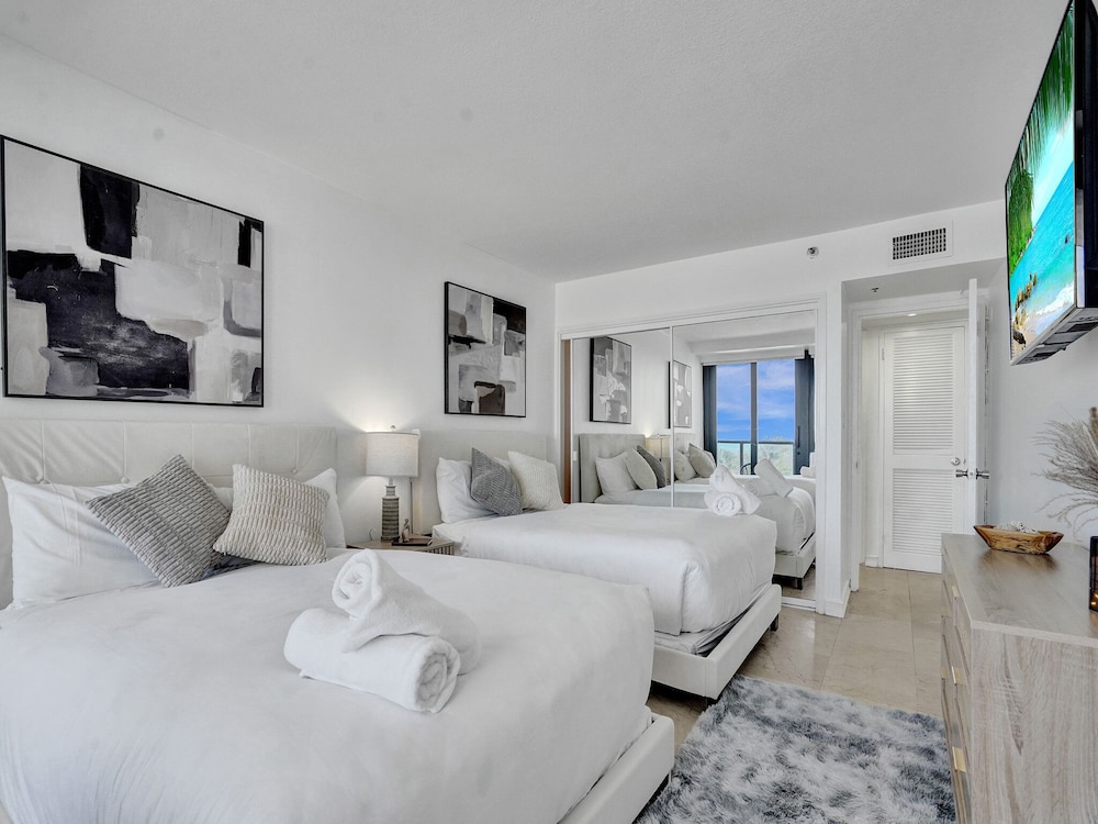 Beach, Retreat, 4 Queen Beds, Ocean Front, Sofa