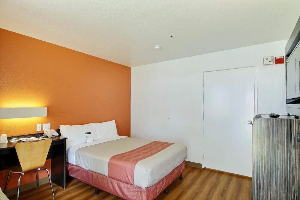 Motel6 Ventura, CA - South 32/61