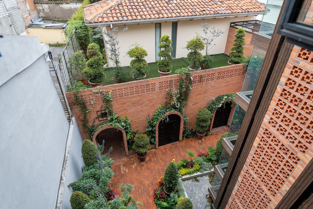 MANSION ALCAZAR 74/78