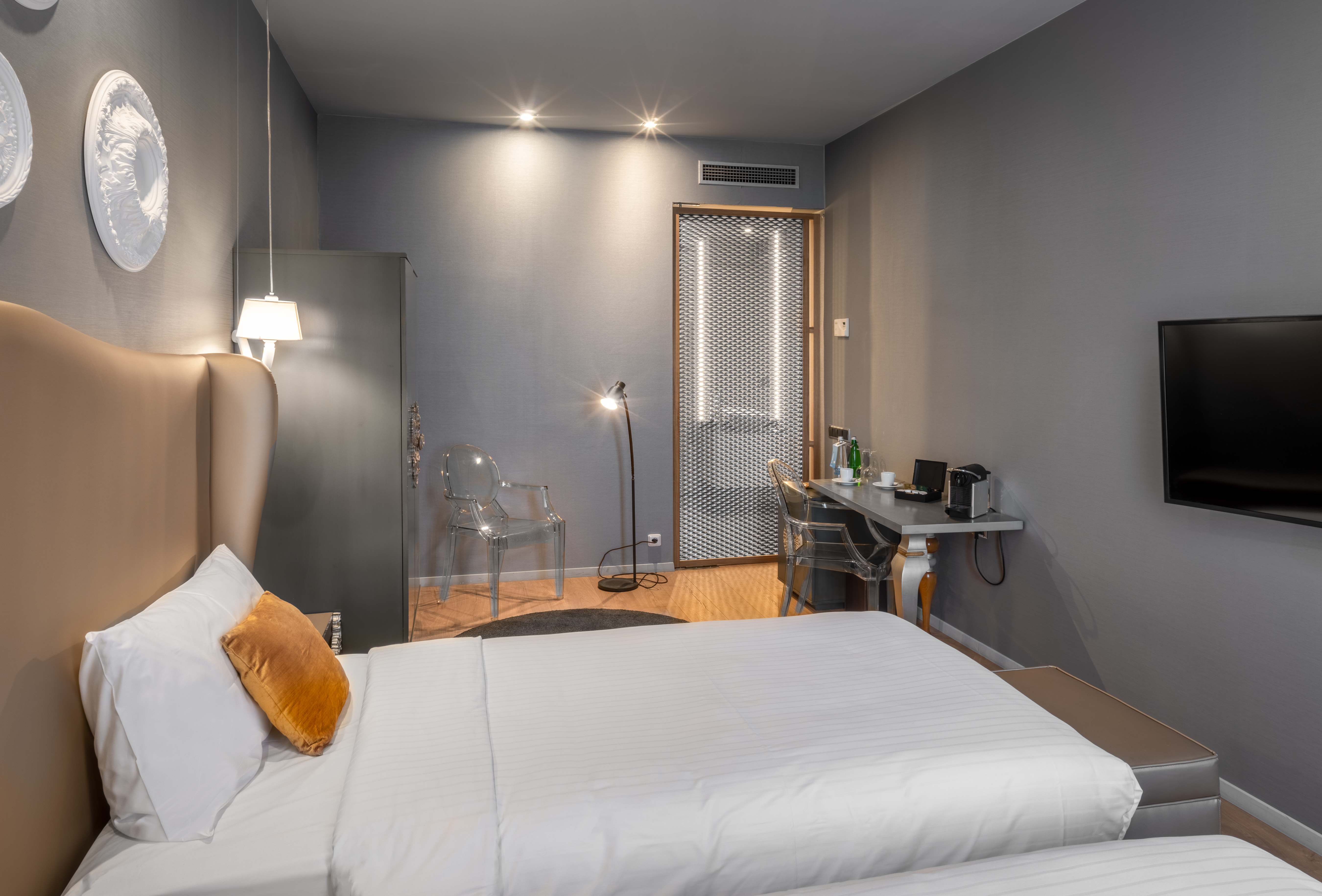 EXECUTIVE, TWIN BEDS