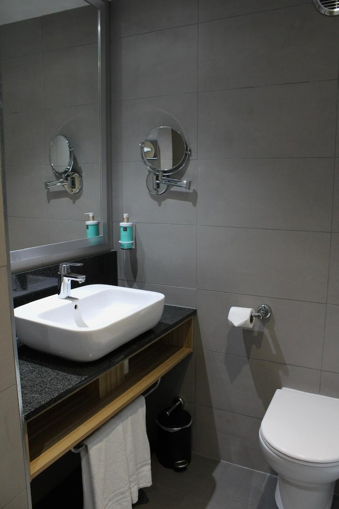 NOVOTEL LONDON STANSTED AIRPORT 66/69