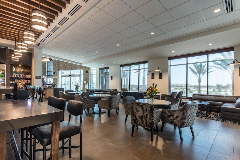 Hyatt Place Delano 44/55