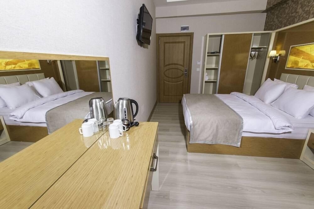 DE MAISON AIRPORT HOTEL 3/63