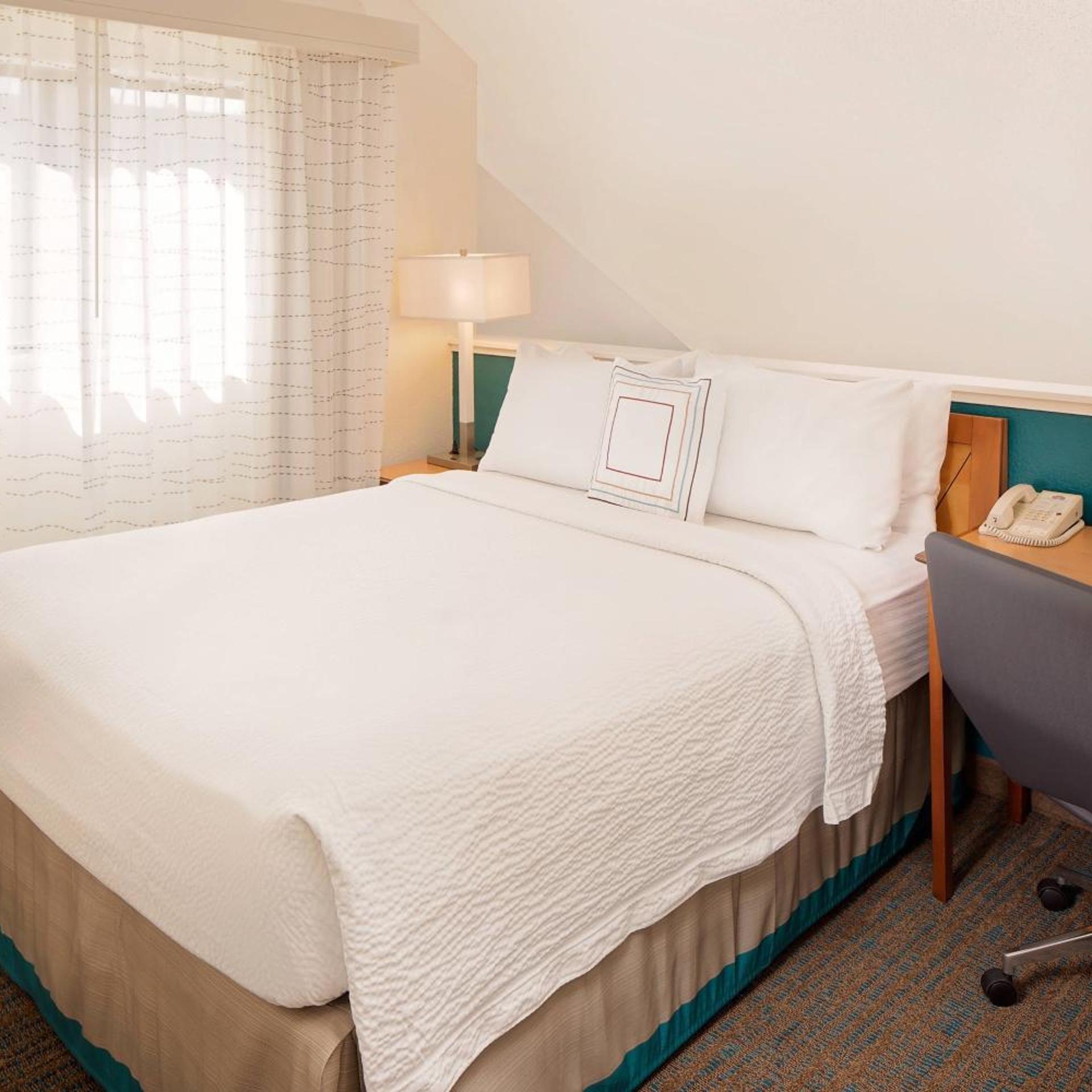 2 Bedrooms, Bi Level, Suite