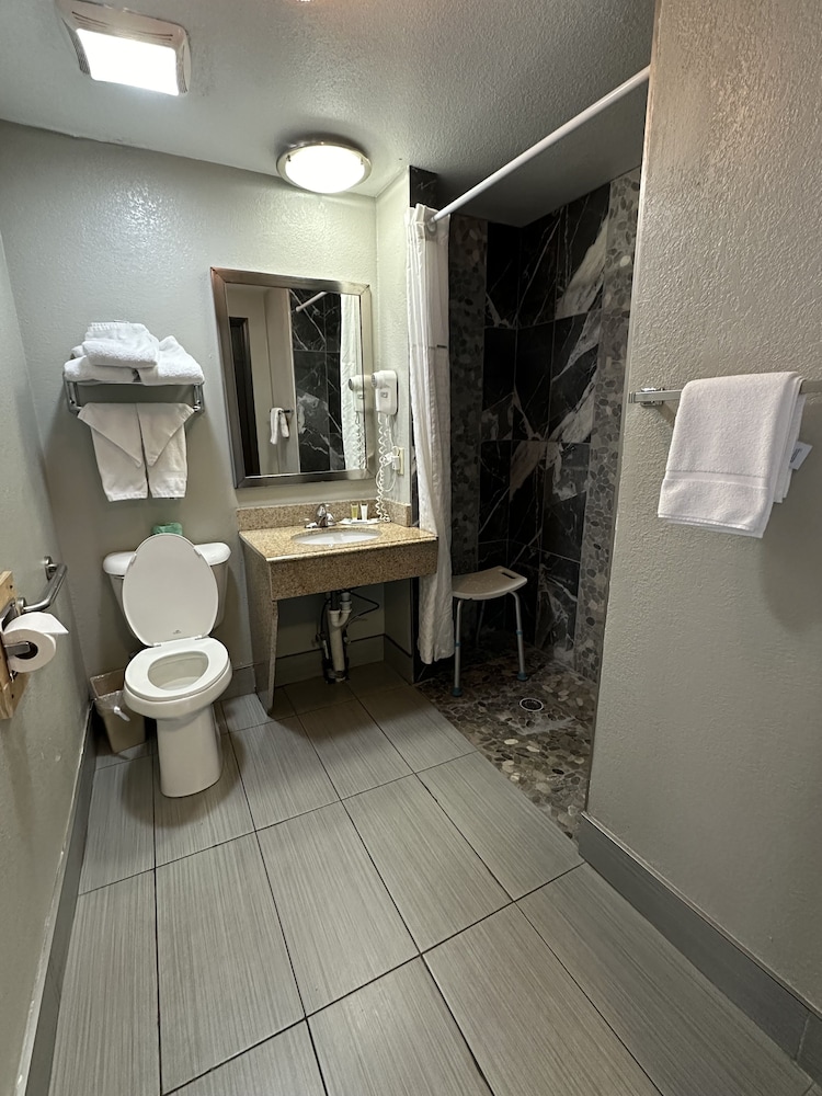 Days Inn & Suites By Wyndham Downtown Gatlinburg Parkway 64/68