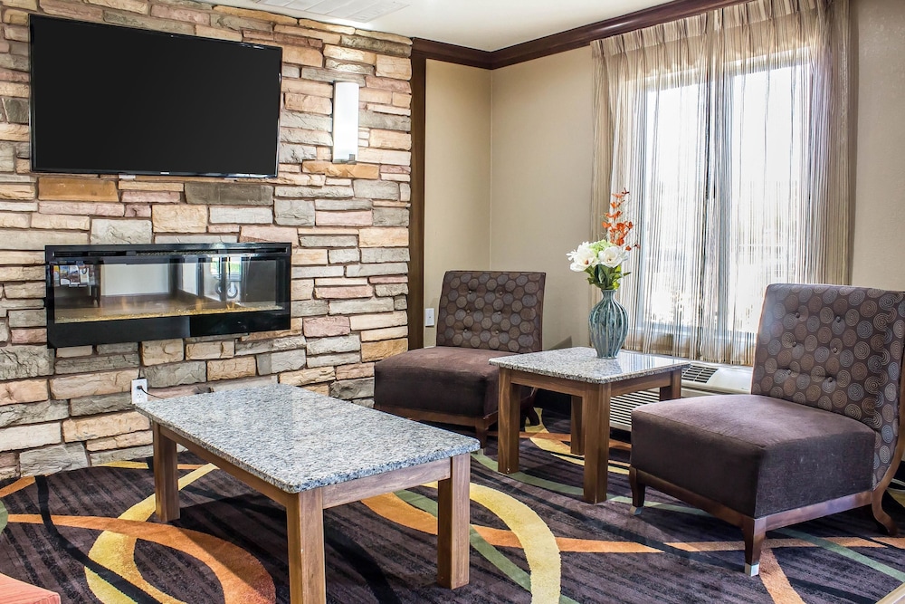 Comfort Inn & Suites Cedar Rapids North - Collins Road, IA 33/37