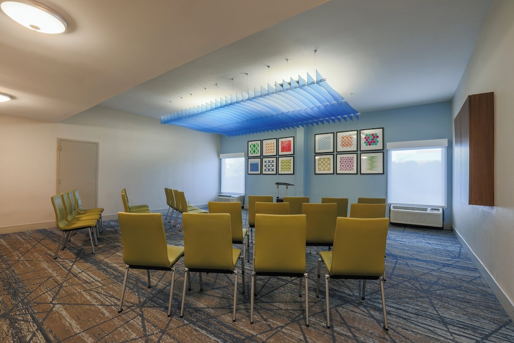 Holiday Inn Express Burlington 66/79
