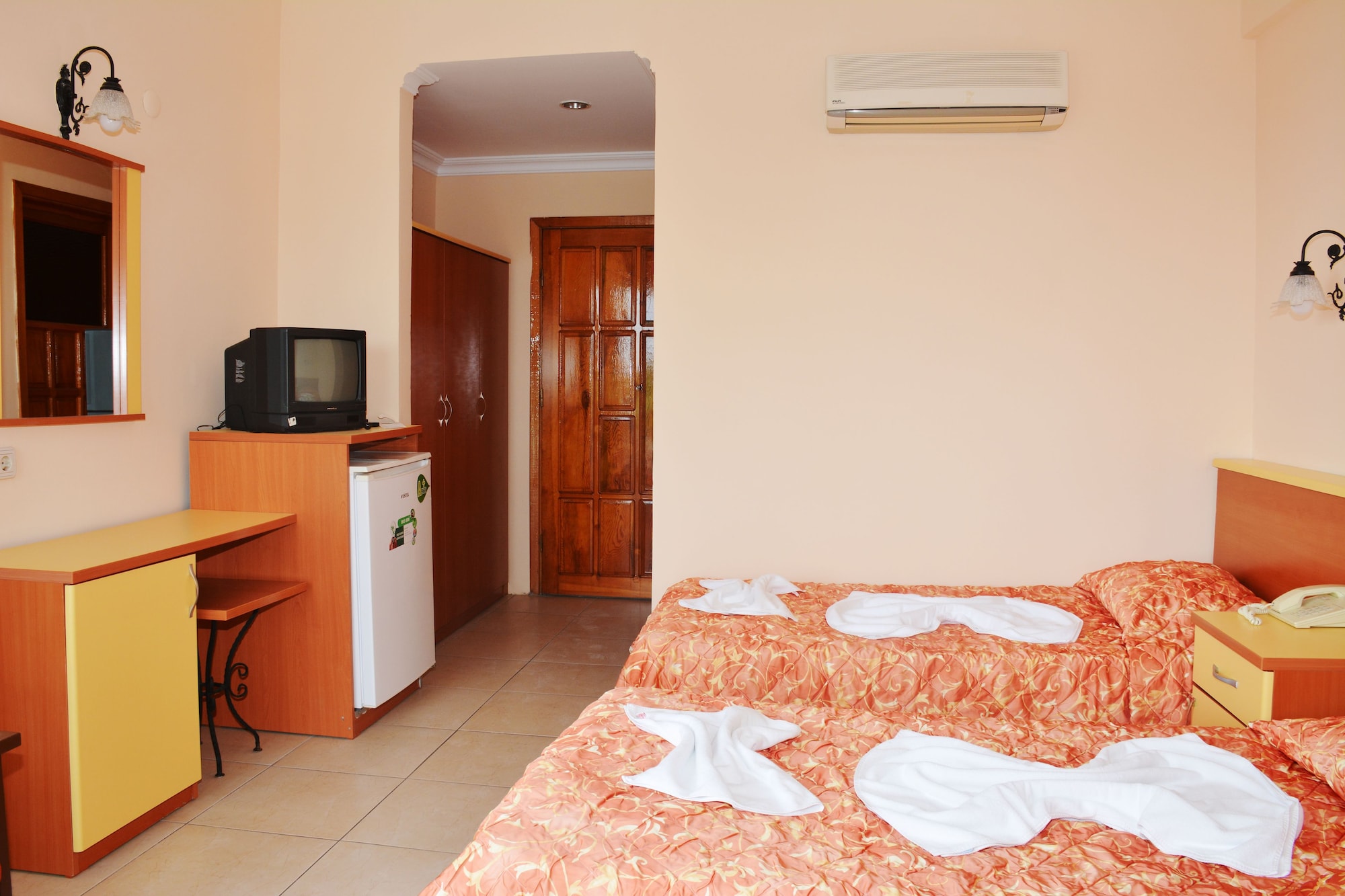 غرفة قياسية بسرير مزدوج بإطلالة على المسبح