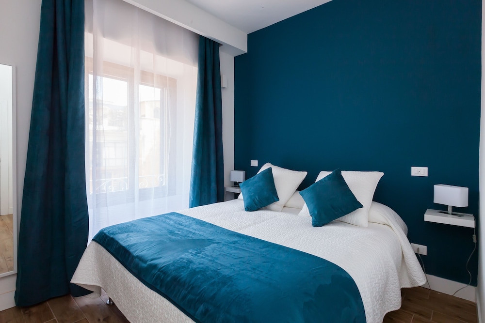 ROOM, DOUBLE BED