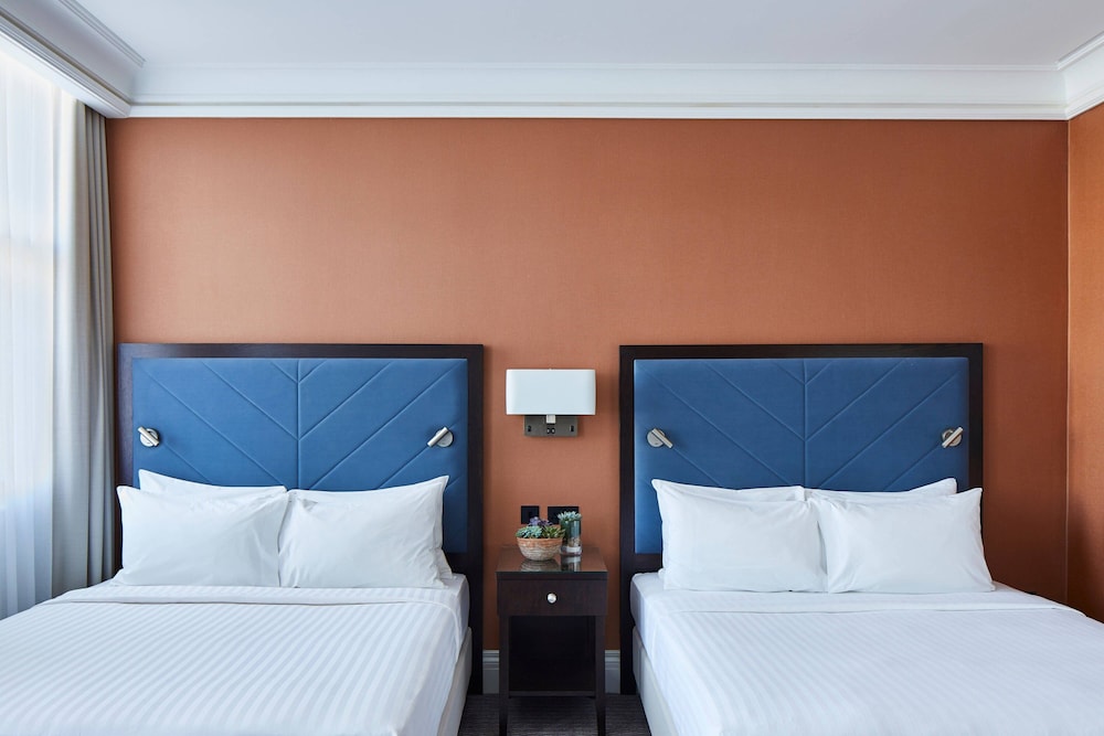 DELUXE, 2 DOUBLE BEDS