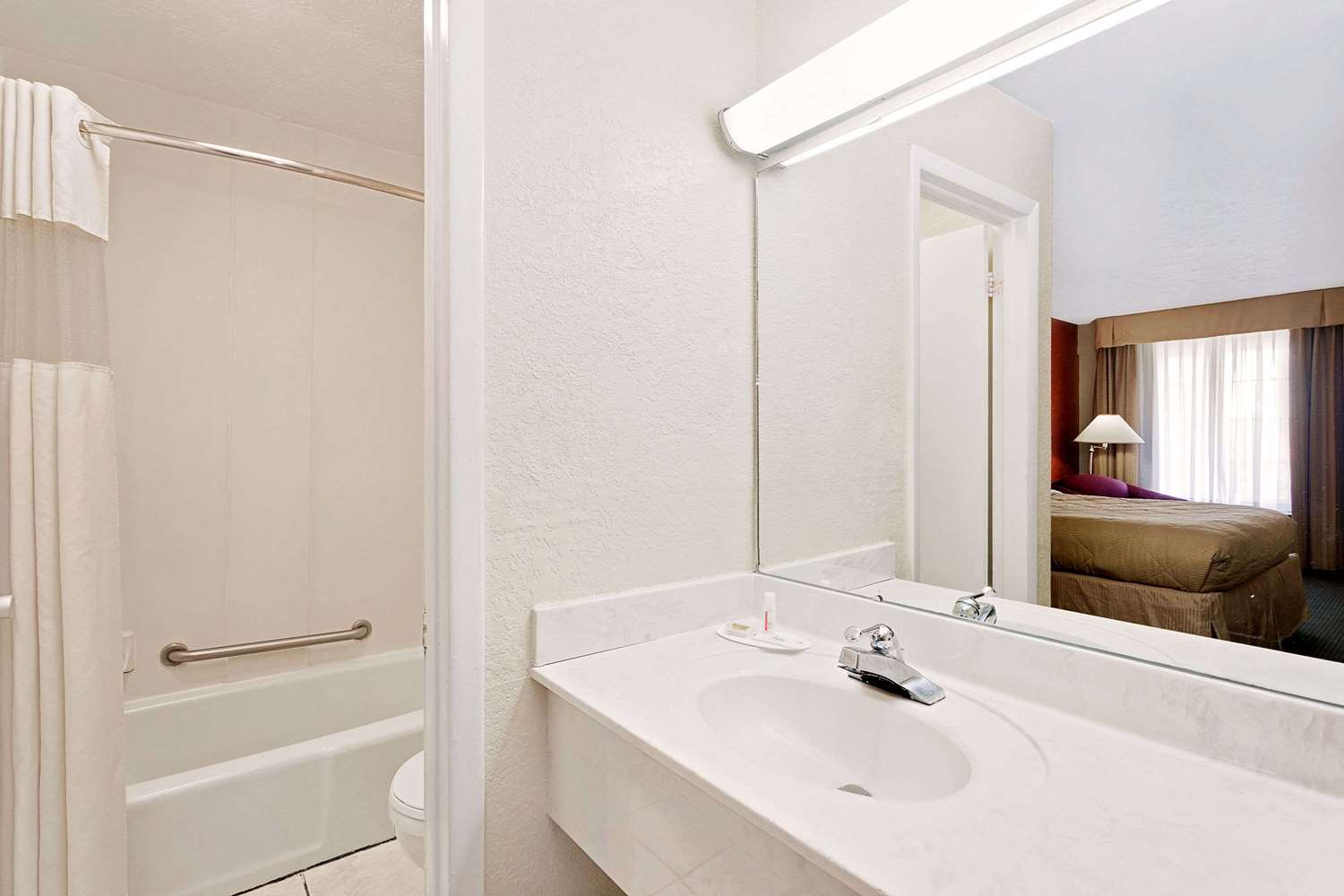Days Inn by Wyndham Fort Walton Beach 33/34