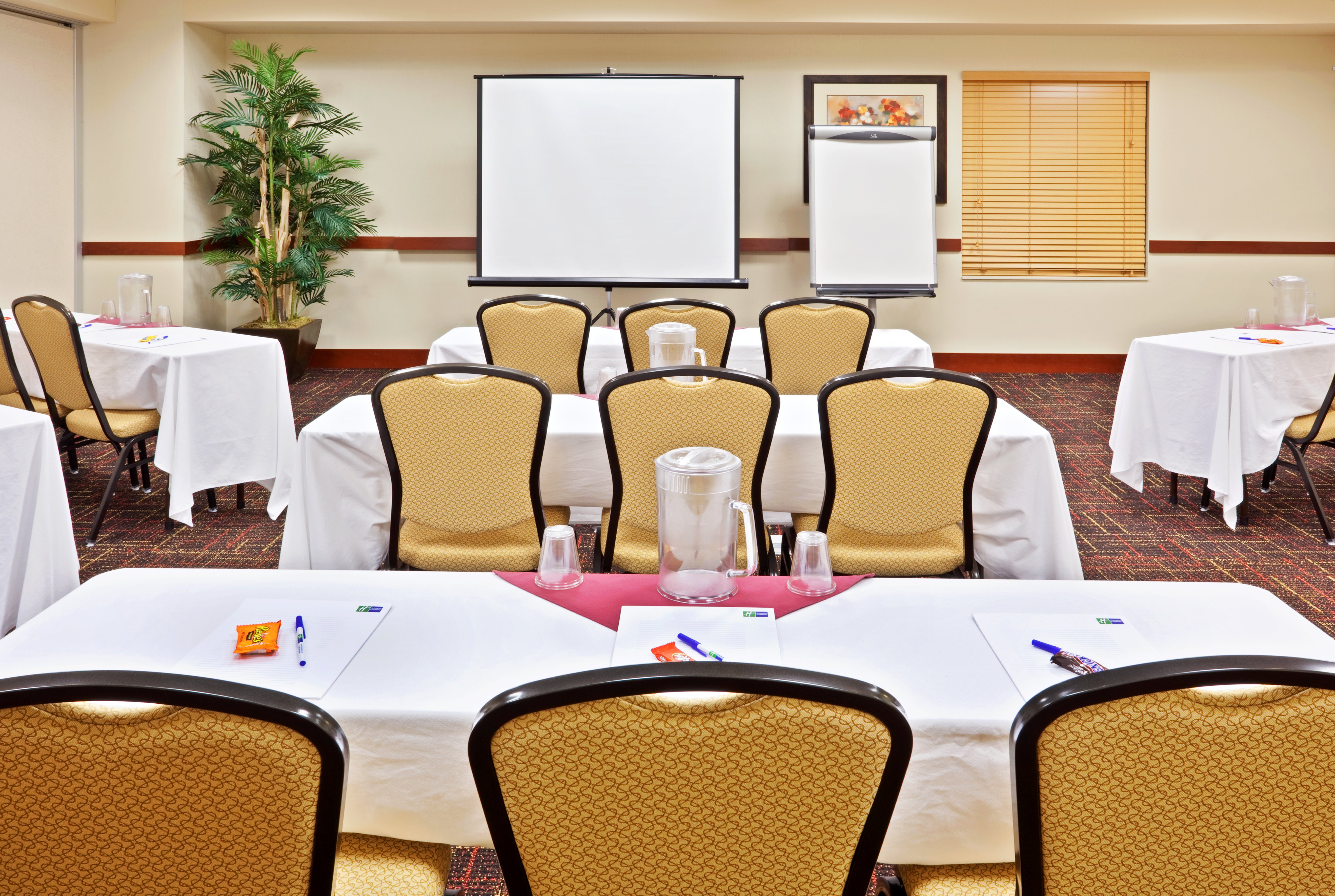 Holiday Inn Express Hotel and Suites Chehalis-Centralia 62/67