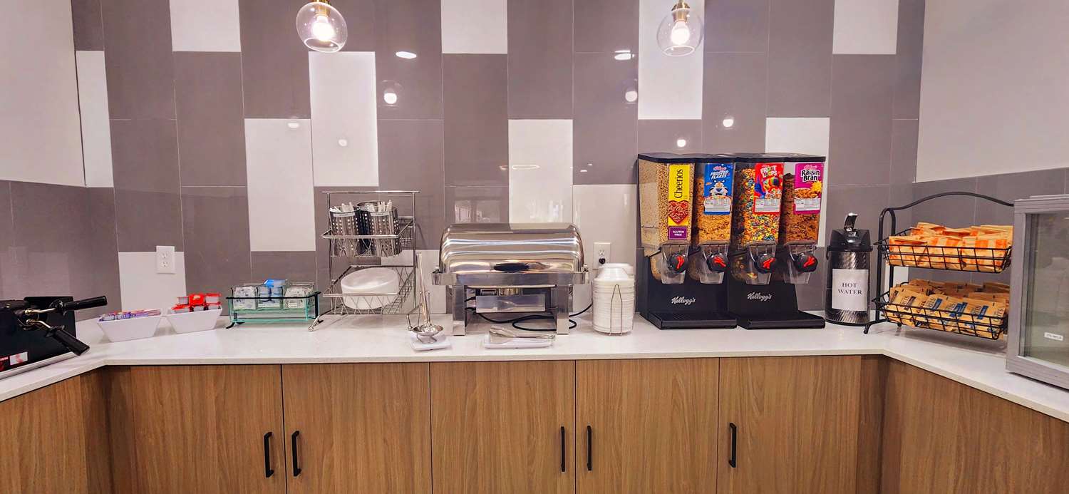 Americas Best Value Inn & Suites- Foley / Gulf Shores 8/35