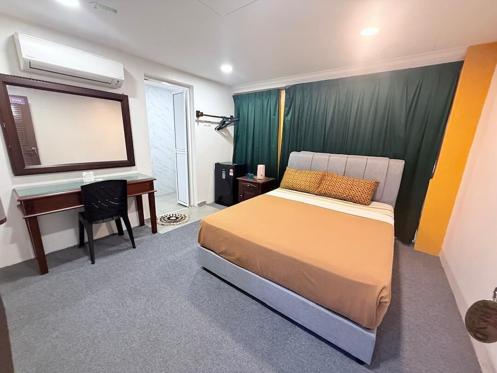 ROOM, DOUBLE OR TWIN BED