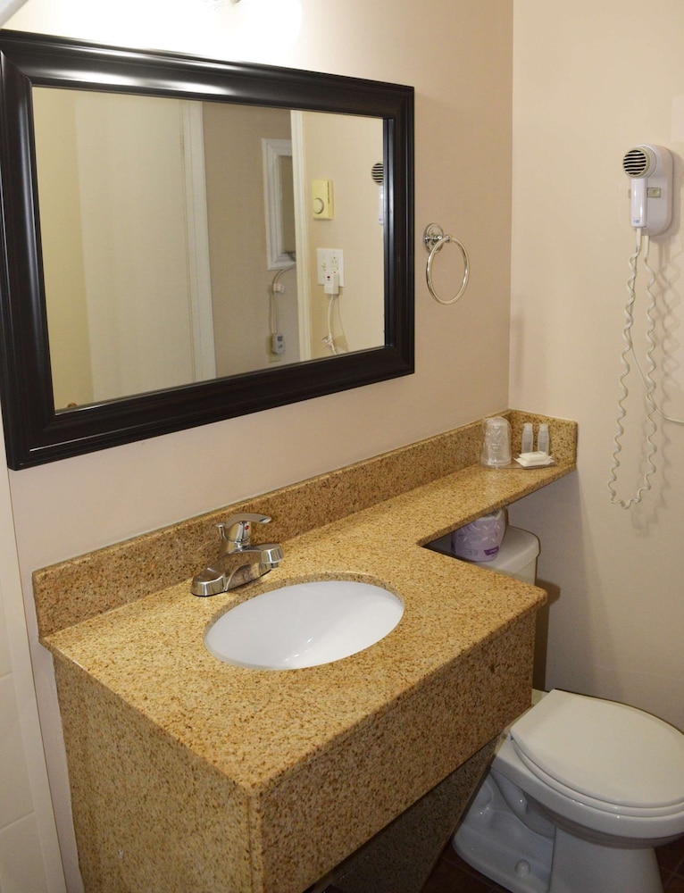 غرفة بسرير كوين، Knights Inn Arnprior 4/5