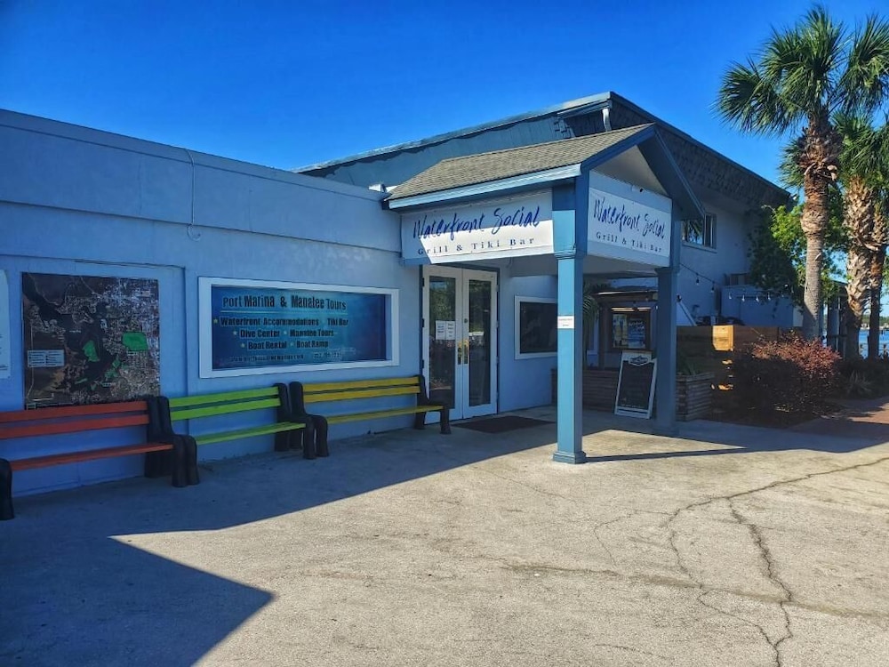 The Port Hotel and Marina 51/55