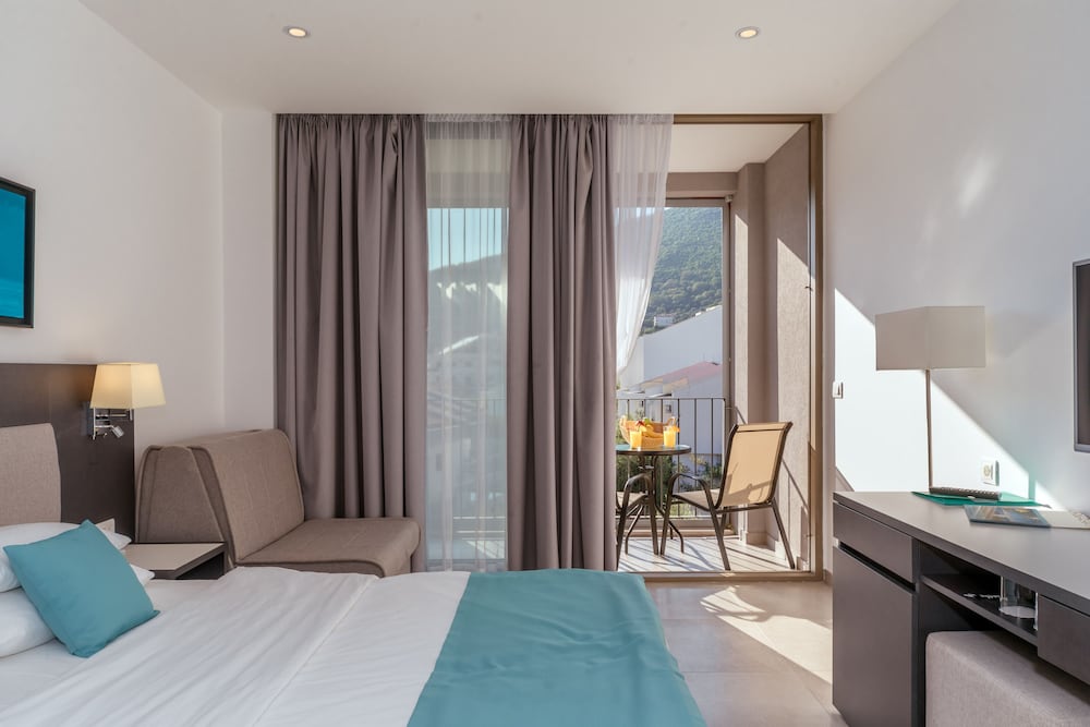 Hotel Eleven 23/72