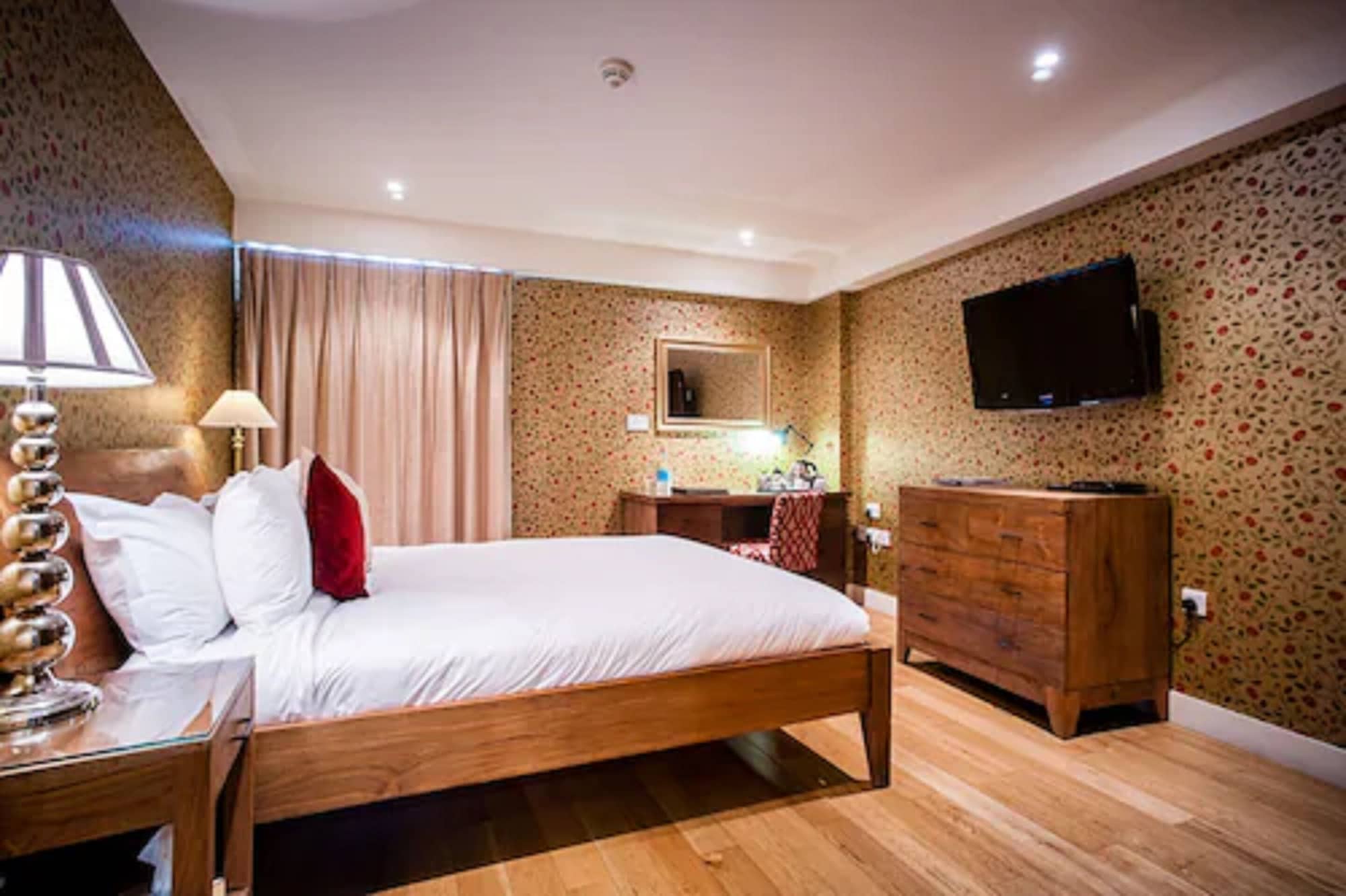 FELLOWS, KING BED