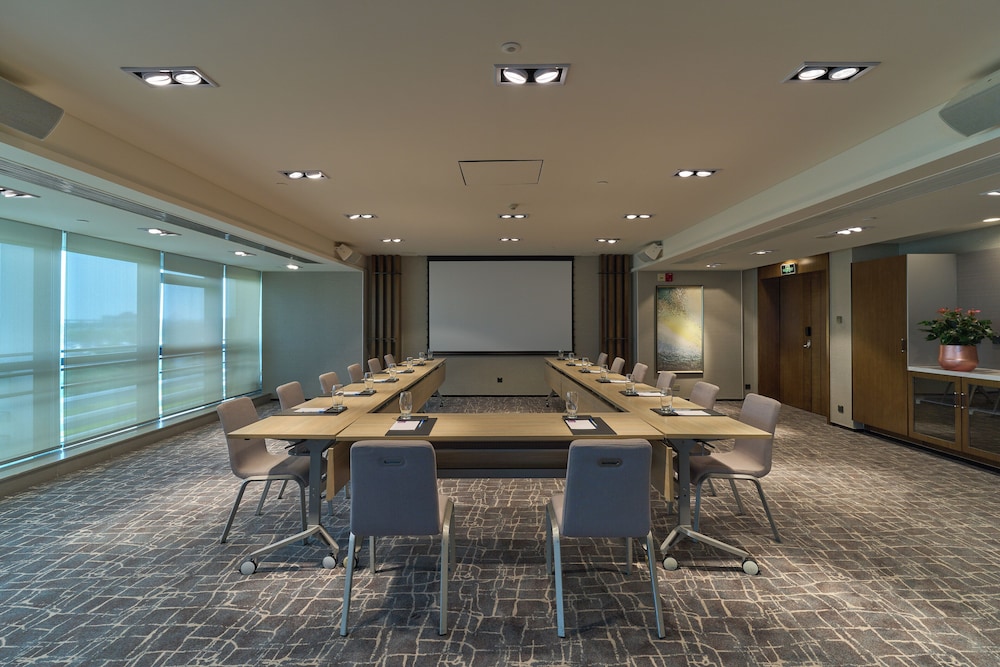 Hyatt Place Shenzhen Airport 65/70