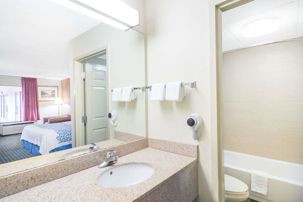 Days Inn By Wyndham Oak Grove/Ft. Campbell 12/32