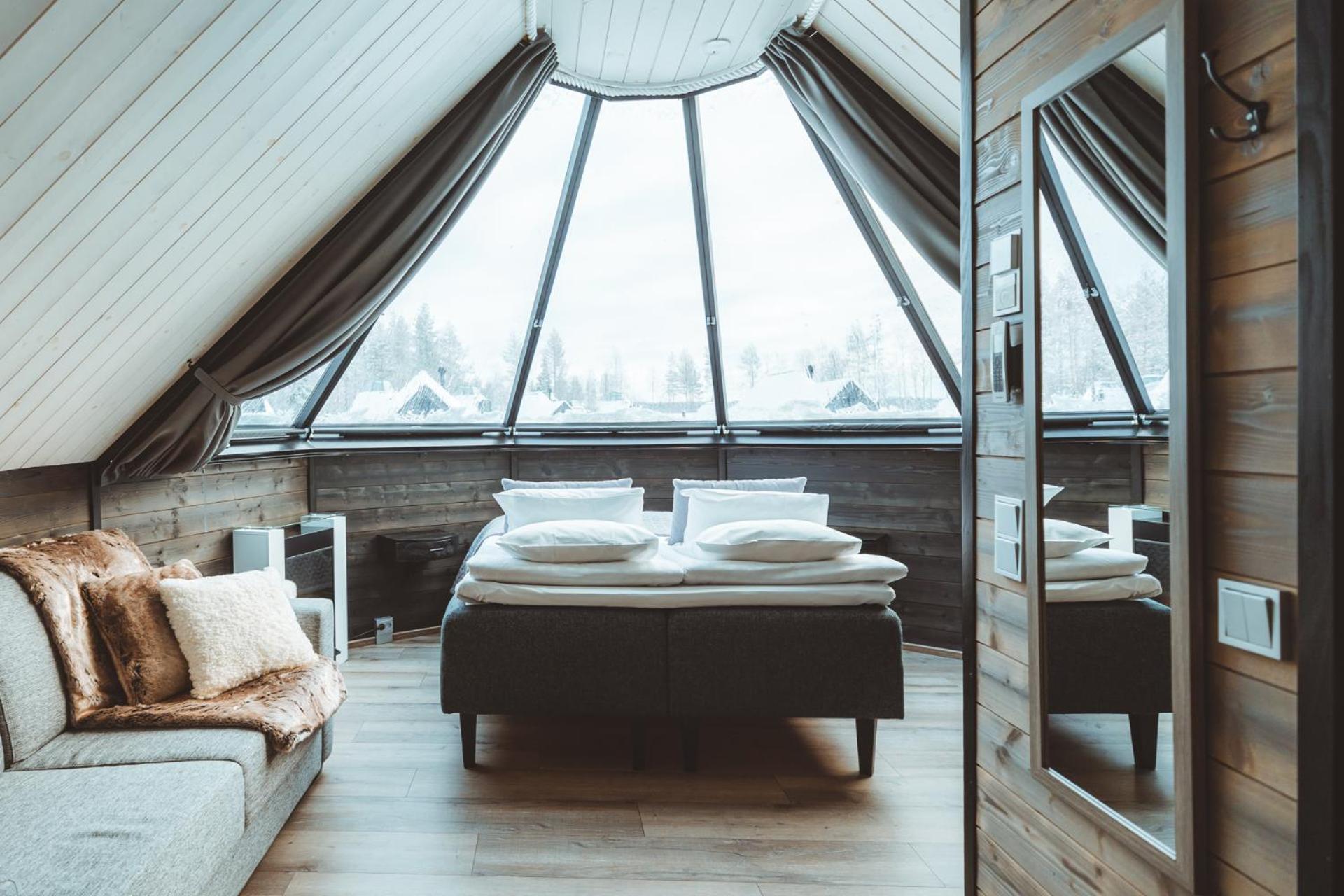 Aurora, Cabin