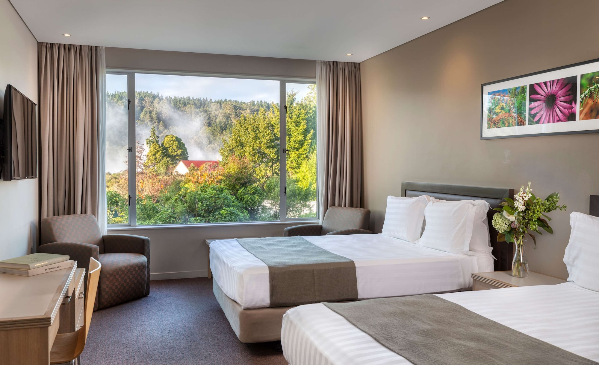 Deluxe, 2 Queen Beds, Valley View