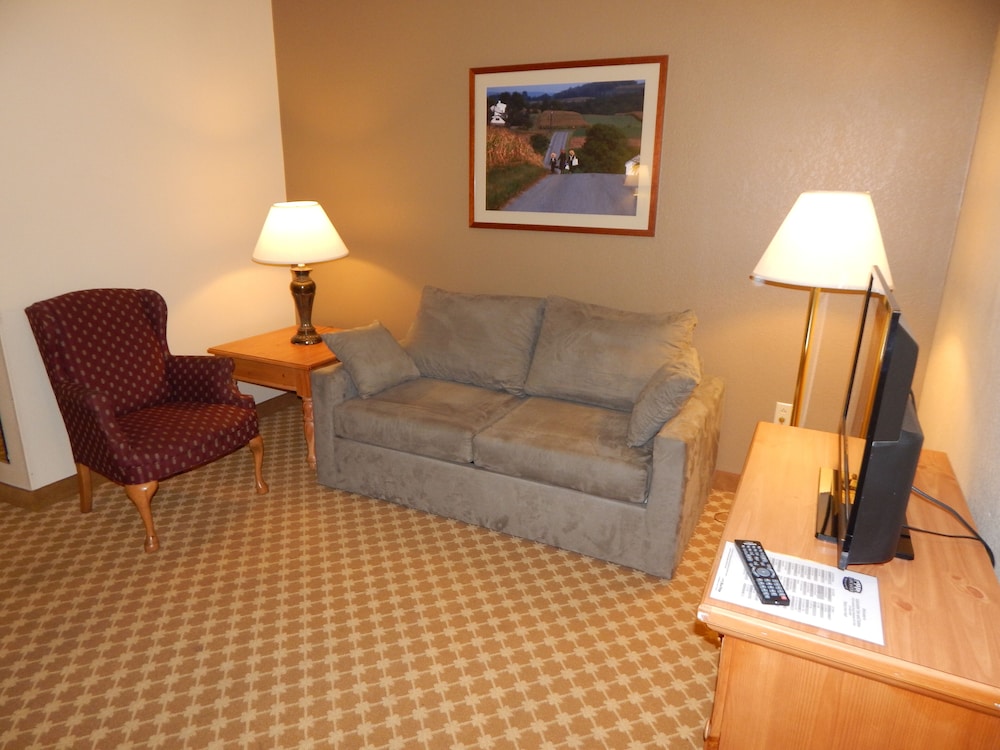 Lancaster Inn and Suites 33/64